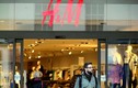 Đốt bỏ hàng tấn quần áo H&M gây tranh cãi