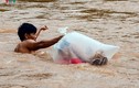 Video: Nhói lòng học sinh Điện Biên chui túi nailon vượt suối lũ tới trường