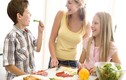Sai lầm phổ biến cha mẹ mặc phải khi cho trẻ ăn