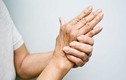 Video: 40 tuổi thường bị tê tay, có thể là dấu hiệu của bệnh này