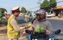 CSGT Đắk Lắk tặng quà hỗ trợ người dân về quê đón Tết
