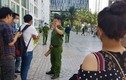 Cảnh sát 'nhập vai' tiến sĩ Bùi Quang Tín trong buổi thực nghiệm lại hiện trường
