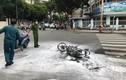 Xe máy của 2 tên cướp bốc cháy giữa đường Sài Gòn 