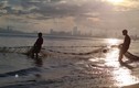 Cận cảnh kéo lưới trên bãi biển Đà Nẵng lúc bình minh