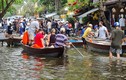 Hội An: Nước ngập tứ bề, khách du lịch đi thuyền trong phố cổ