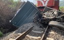 Hiện trường vụ tai nạn khiến đường sắt qua Khánh Hòa tê liệt nhiều giờ