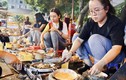 Bánh mì chảo 0 đồng, khách ngồi đông kín vỉa hè Sài Gòn