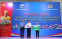 Nutifood phối hợp cùng Quỹ Phát triển Tài năng Việt của Ông Bầu trao quà cho công nhân Bình Dương
