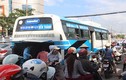 Cháy xe buýt, hàng chục hành khách nháo nhào bỏ chạy