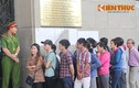 Người dân Sài Gòn xếp hàng mua tiền 100 đồng lưu niệm