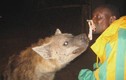 Xem dân Ethiopia cho linh cẩu ăn bằng... miệng
