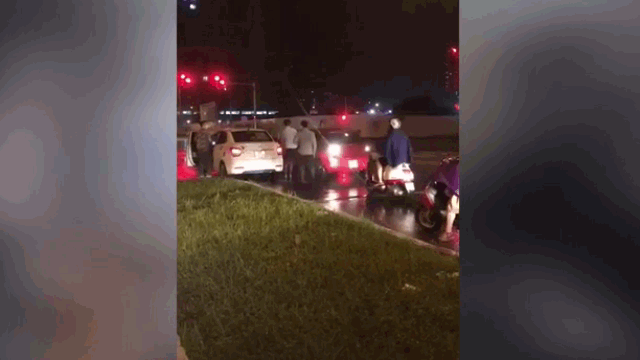 Video: Ôtô “điên” Hà Nội lùi trúng nhiều xe máy rồi... tăng tốc bỏ chạy