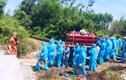 Xúc động hình ảnh hàng chục người mặc đồ bảo hộ đưa tang ở Quảng Nam