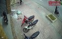 Video: Siêu trộm bẻ khóa “cuỗm” SH trong 3 giây giữa phố Hà Nội