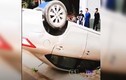 Video: Ôtô nằm "phơi bụng" trên vỉa hè, tài xế thương nặng