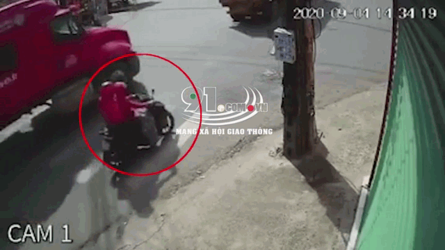 Video: Container vào cua cán tử vong hai người phụ nữ đi xe máy