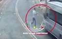 Video: Thanh niên đột ngột băng qua đường, lao thẳng vào đầu xe khách