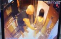 Người đàn ông nước ngoài vỗ mông phụ nữ trong thang máy