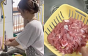 Cạn lời cô gái rửa thịt bằng nước rửa bát, netizen hùa vào trêu 