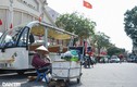 Cụ bà 101 tuổi ôm đàn chó đi nhặt rác, bán hàng rong ở Hà Nội
