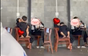 Cặp đôi học sinh hôn nhau tại quán cafe khiến netizen “nóng mắt“