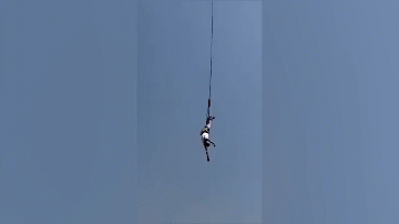 Đứt dây khi nhảy bungee, nam du khách rơi xuống hồ nước
