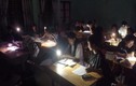 Học trò vượt nóng ôn thi tốt nghiệp dưới ánh đèn pin điện thoại