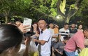 Xuất hiện trên phố đi bộ, Quang Linh Vlog được fans săn đón