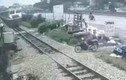Đôi nam nữ cố băng qua đường ray bị tàu tông tử vong ở Đồng Nai
