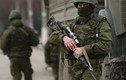 Lính Nga tước vũ khí binh lính Ukraine ở Crimea