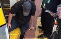 Hàng chục người dân đẩy tàu điện ngầm cứu người mắc kẹt