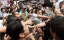 Cảnh người dân ẩu đả với phe biểu tình Hồng Kông