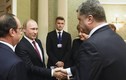 TT Ukraine "miễn cưỡng" bắt tay ông Putin ở hòa đàm Minsk