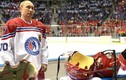 Tổng thống Putin trổ tài chơi hockey trên băng 
