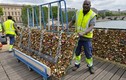 Cảnh dỡ bỏ hàng nghìn chiếc khóa trên “cầu tình yêu” Paris