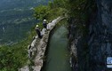 Kênh đào chênh vênh bên vách đá ở Trung Quốc