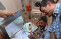 Hình ảnh cha khóc ngất trong đám tang bé trai Syria chết đuối