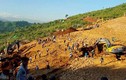 Hiện trường đào bới nạn nhân vụ lở đất ở Myanmar