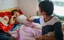 Những ông bố bà mẹ mặt búng ra sữa ở Trung Quốc