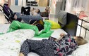 Ảnh: Dân Trung Quốc hồn nhiên ngủ tại cửa hàng nội thất
