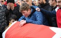 Ảnh: Người dân khóc thương nạn nhân vụ xả súng ở Thổ Nhĩ Kỳ