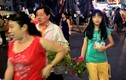 Ảnh: Vượt rào vào “mót” hoa ở đường hoa Nguyễn Huệ đêm bế mạc
