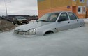 Chùm ảnh “cứu” ô tô kẹt cứng trong băng ở Nga
