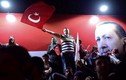 Ảnh: TT Erdogan tuyên bố chiến thắng, dân ăn mừng