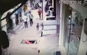 Video: Bò điên húc người đàn ông văng xuống cống