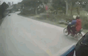 Video: Kinh hoàng khoảnh khắc xe khách lấn làn đấu đầu xe con