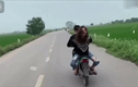Video: Thanh niên chạy xe máy bốc đầu, cô gái ngồi sau xe còn sốc hơn