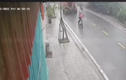Video: Nữ sinh đứng dưới lòng đường bị xe máy xúc cán tử vong