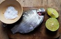 Rửa cá với muối, gừng chưa đủ, làm thêm 1 bước để khử mùi tanh