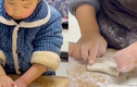 Video: Em bé không có bàn tay trái gây sốt với video tự làm bánh